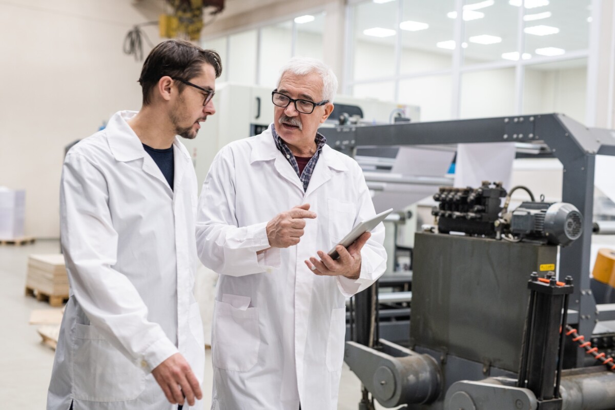 Sobre Nós quality-experts-doing-checkup-of-printing-equipment.jpg